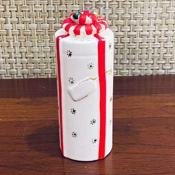 🎄🌟HP🌟VTG Set 1962 Mod Ceramic Christmas Presents Salt & Pepper Shakers - Picture 9 of 10